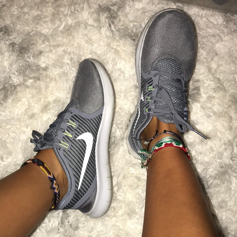 women’s gray nike free runs